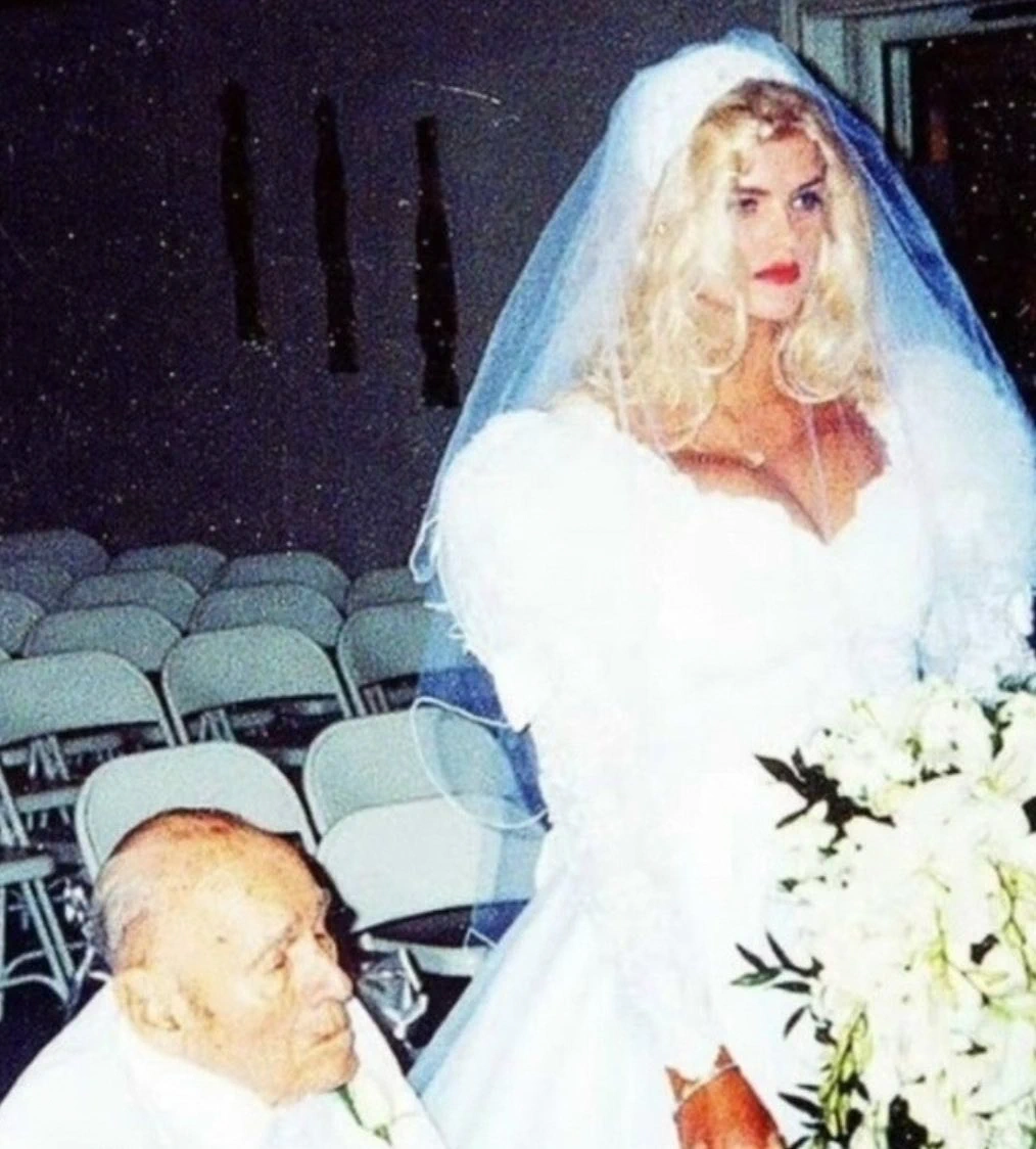 Анна Николь Смит и миллиардер Маршалл — скандальный брак 90-х